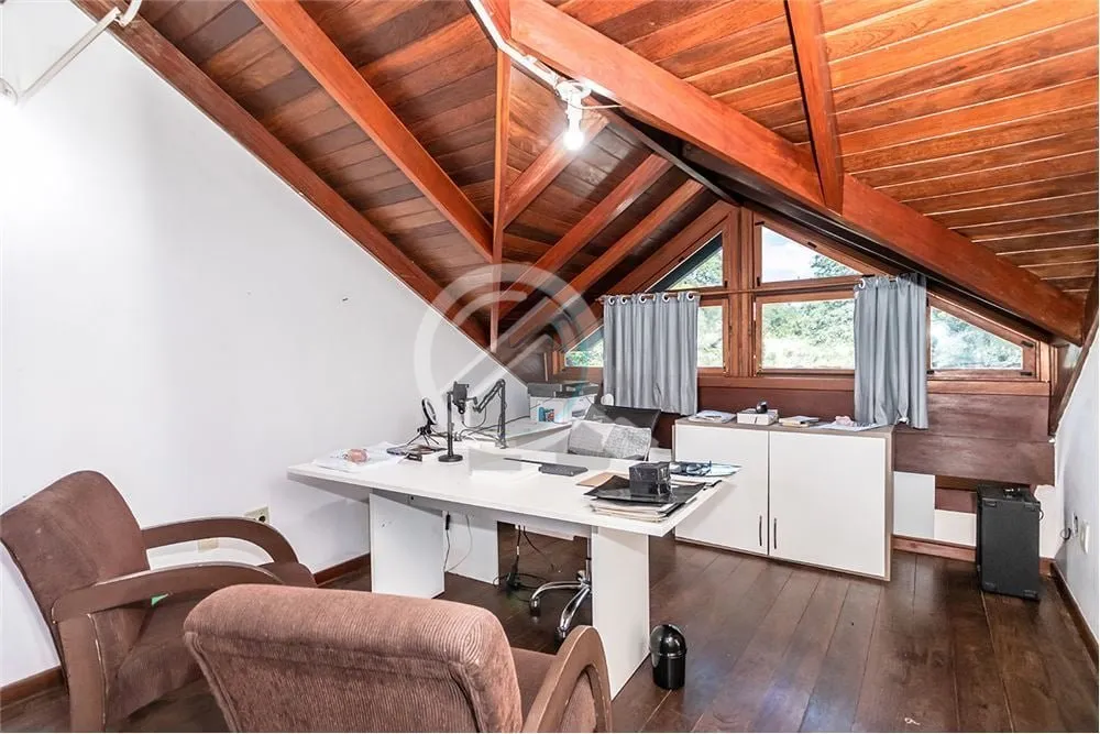 Imagem Esta espaçosa casa, localizada na rua Botafogo, oferece uma oportunidade única tanto para residên...