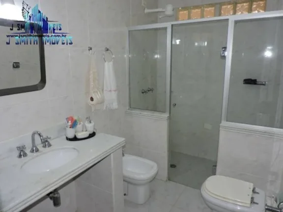Imagem Casa na Granja Viana com muito espaço em rua tranquila
 Casa com pé direito alto, amplas varandas,...