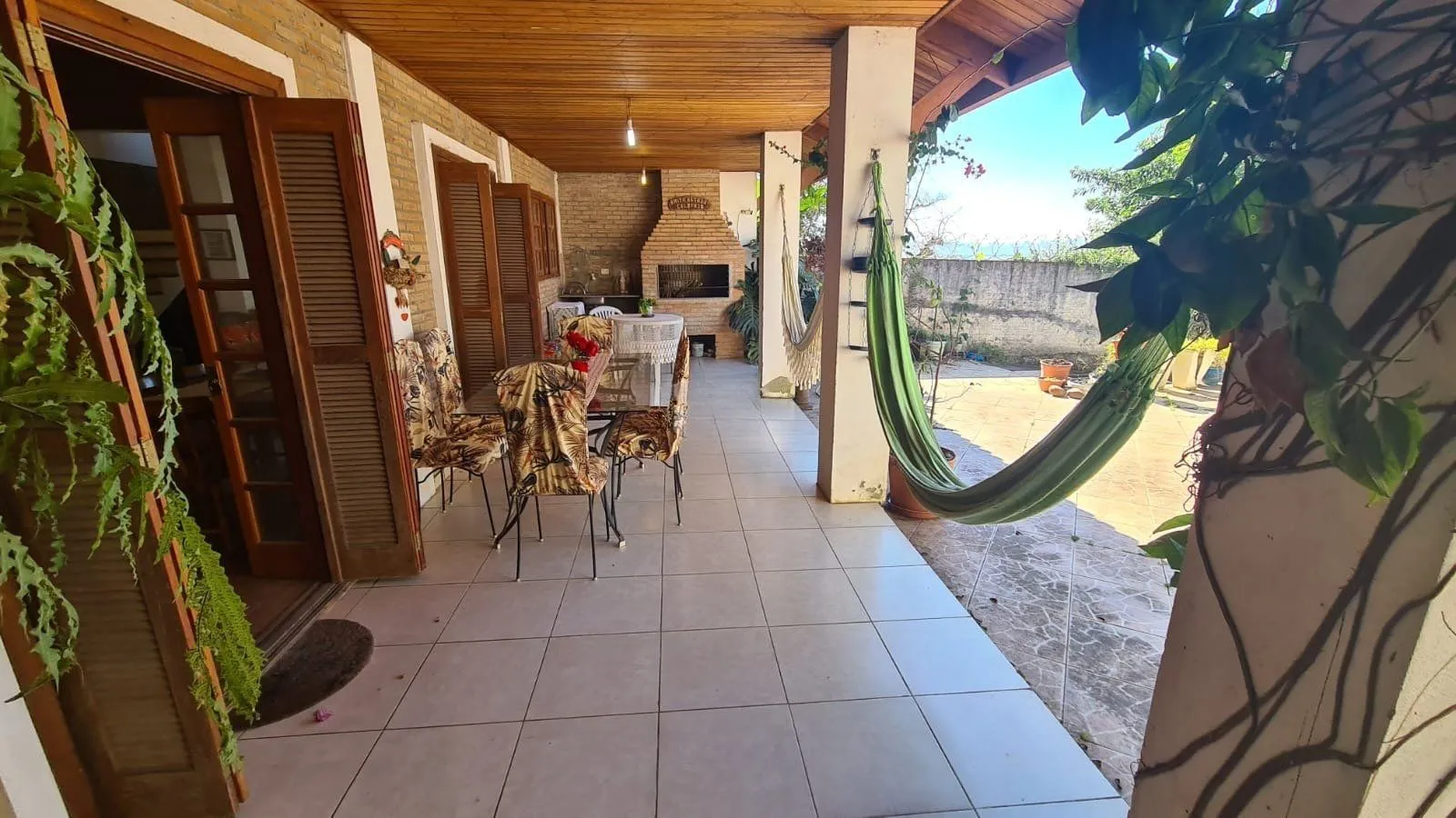 Imagem Casa com 4 dormitórios, 2 vagas e 300m² á venda