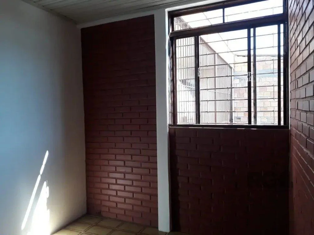 Imagem Casa com 5 dormitórios no bairro Passo das Pedras - Porto Alegre