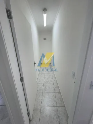 Imagem Galpão Corporativo com Pé-Direito Alto e Estrutura Completa