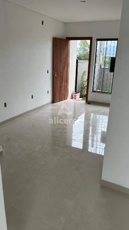 Imagem Sobrado Novo à Venda - 2 Dormitórios I 2 Suítes I Passagem Lateral - em São José/SC