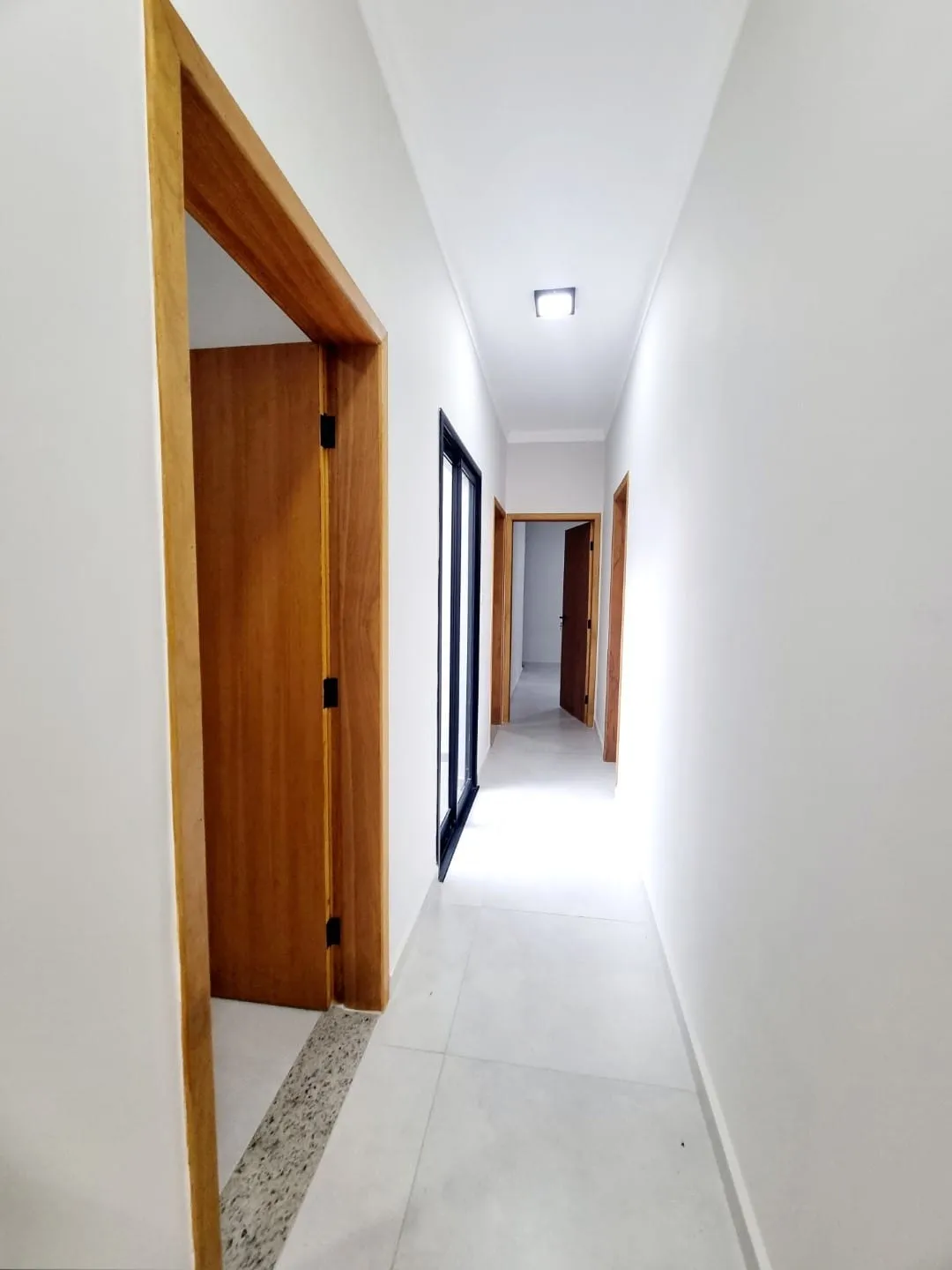Imagem Casa térrea moderna com 3 dormitórios, suíte, closet, área gourmet e acabamentos de alta qualidade e bom gosto.
