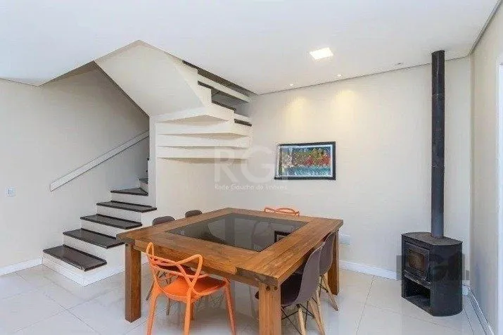 Imagem Casa com 03 dormitórios, 01 suíte, pátio, terraço com churrasqueira e vaga de garagem para 03 carros no bairro Ipanema