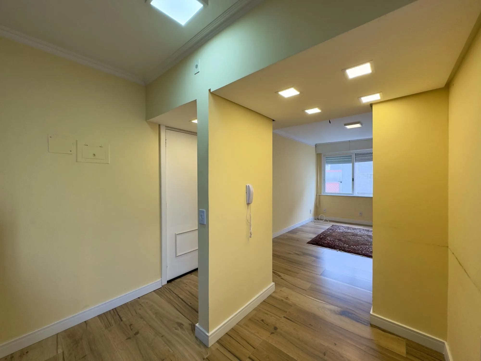 Imagem Apartamento 2 dormitórios, reformado e ensolarado no Centro Histórico
