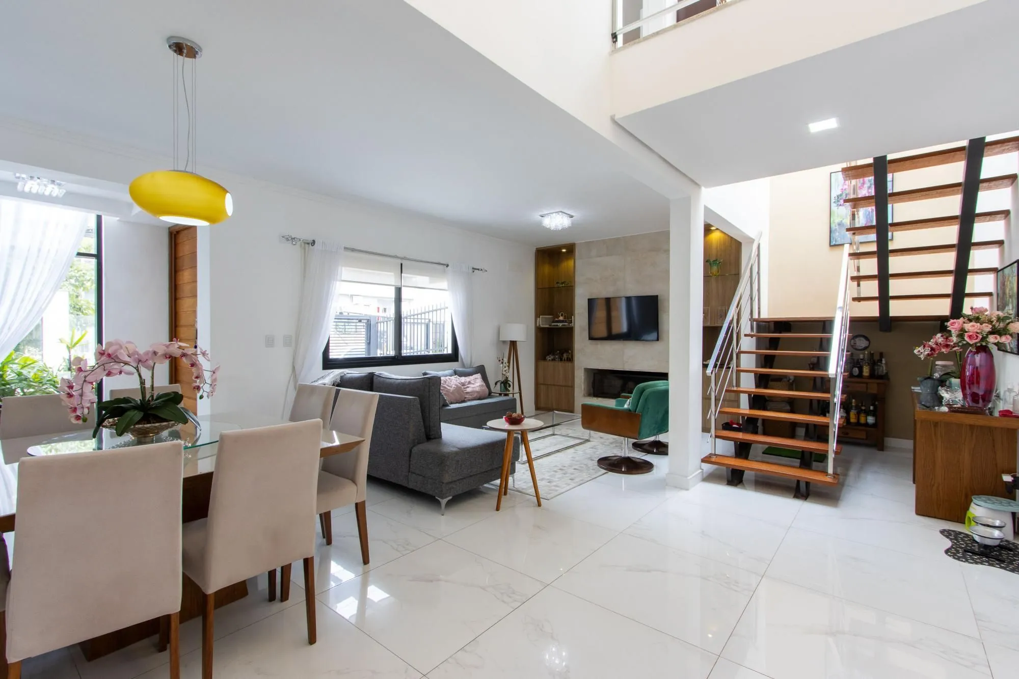 Imagem Excelente casa de alvenaria, 4 dormitórios, 2 suítes e 2 vagas de garagem.