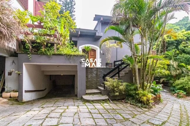 Foto do imóvel Linda Casa Reformada e Modernizada de 4 quartos em Condomínio cobiçado