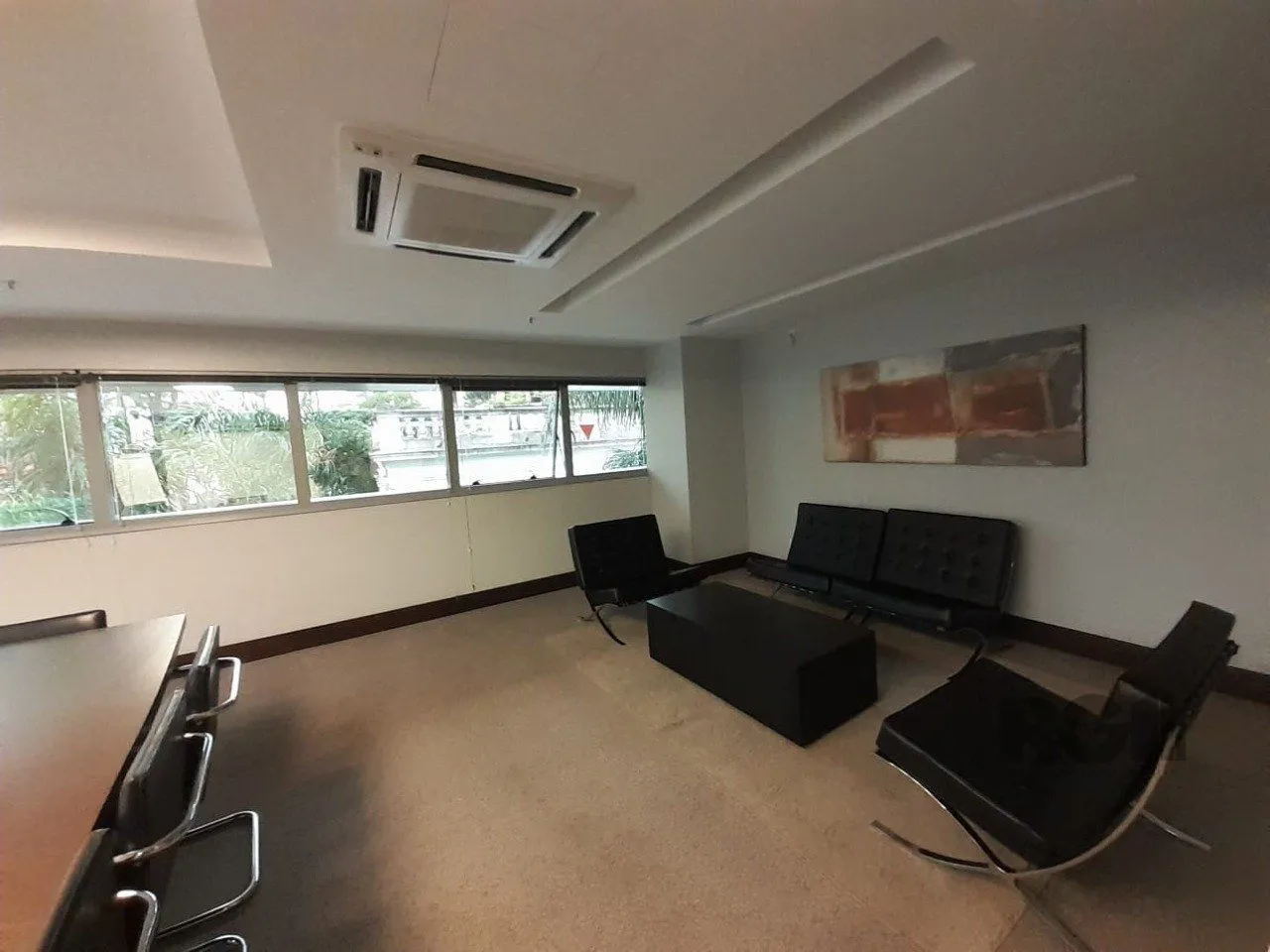 Imagem Excelente sala comercial no Menino Deus, com uma vaga de garagem.