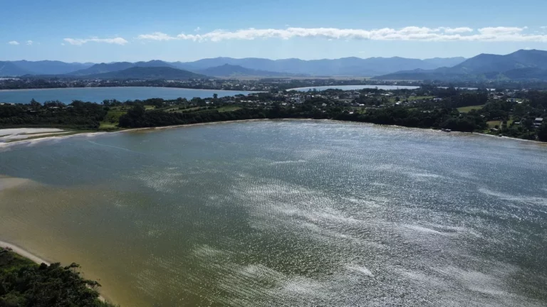 Imagem Terreno Único com Vista Deslumbrante para a Lagoa e Montanhas!
