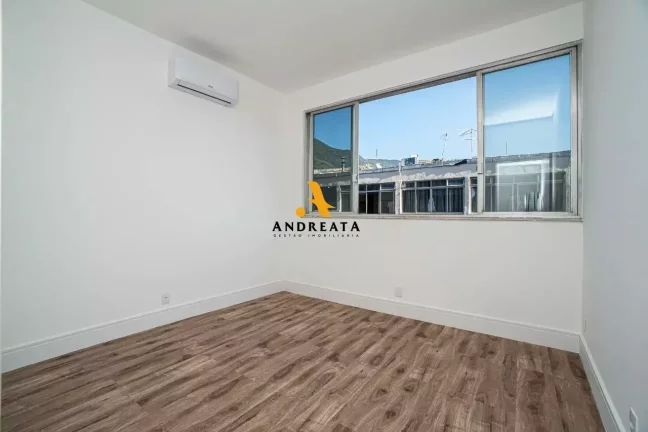 Imagem Apartamento espaçoso com 130m²; 4 quartos, sendo 1 suíte; 2 banheiros, 1 lavabo e um banheiro de serviço.