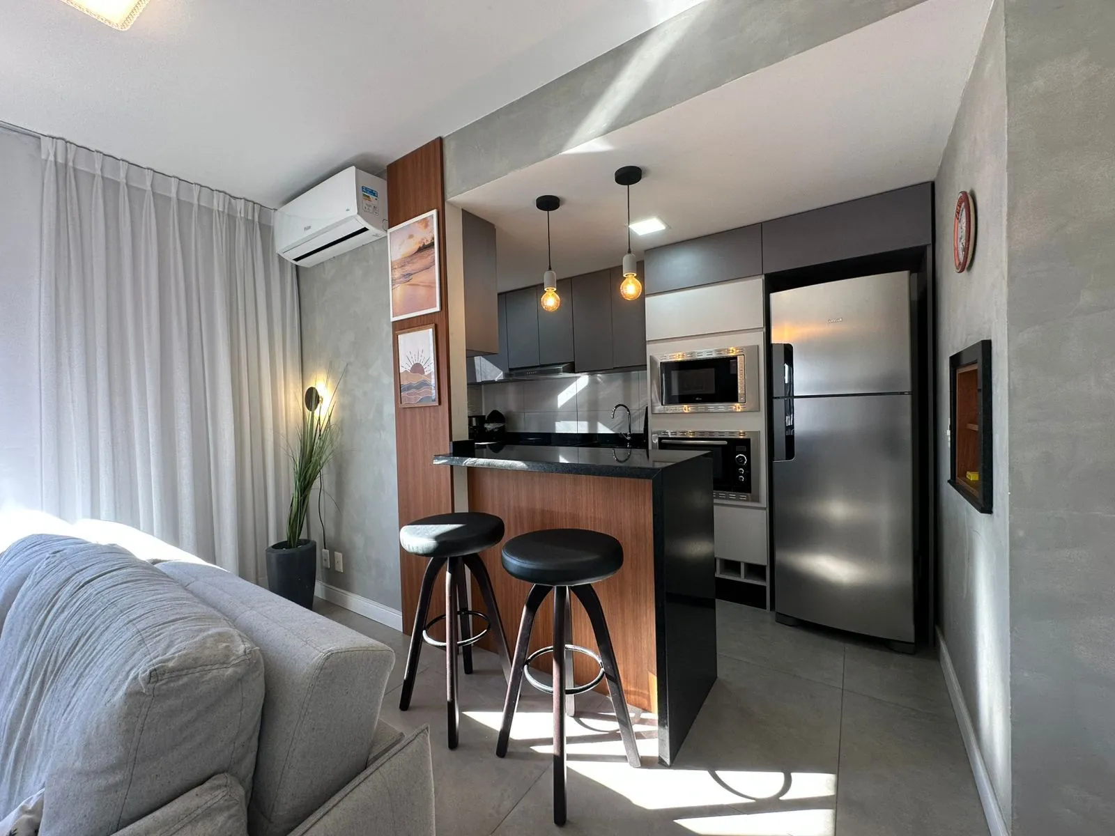 Imagem Apartamento Mobiliado e Reformado com Closet, Churrasqueira e Infraestrutura Completa no Centro de Porto Alegre