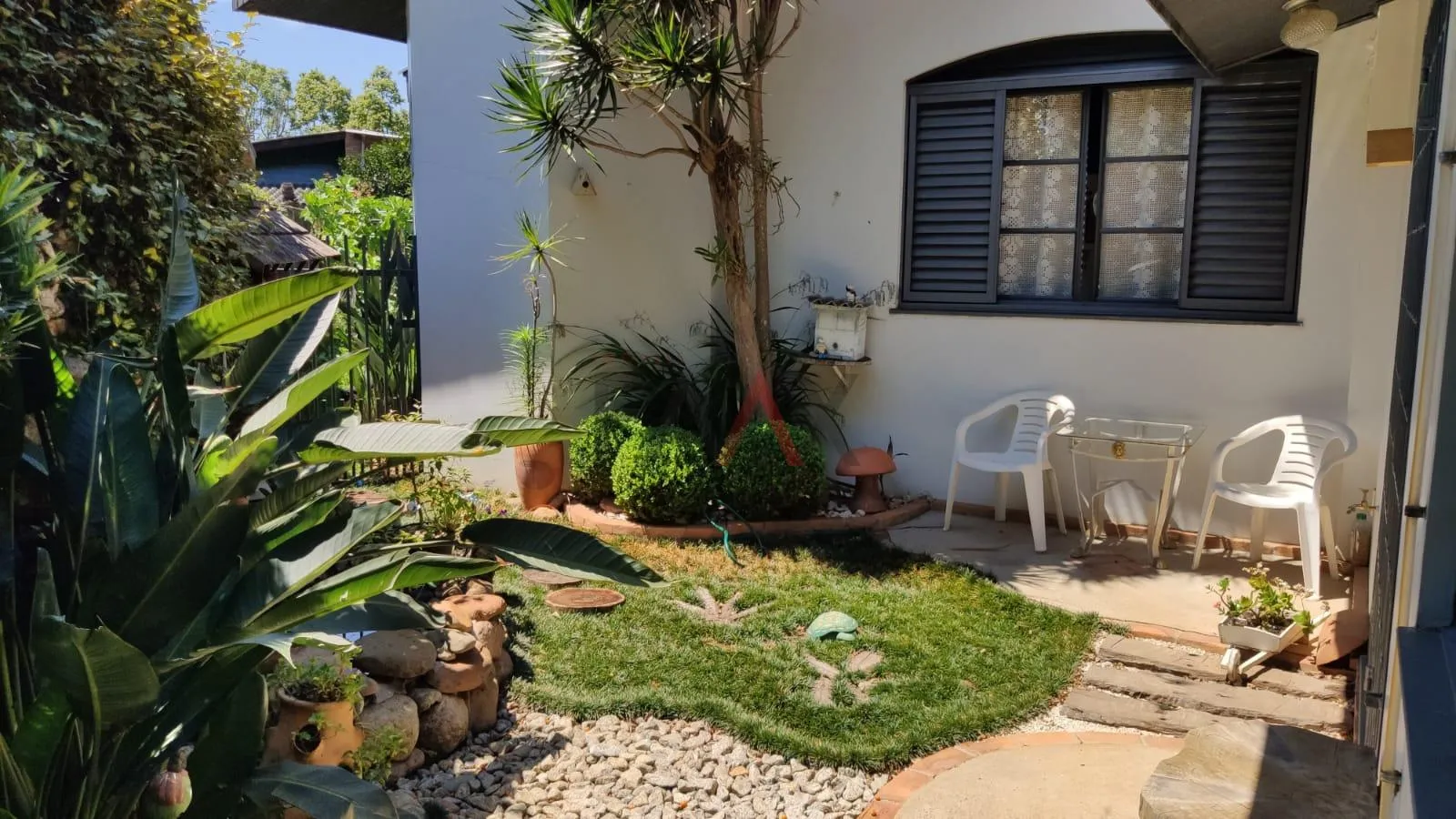 Imagem Casa à venda com ótimo terreno de 2.500m próximo ao Parque Trianon