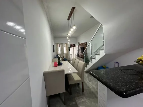 Imagem SOBRADO COM VISTA PARA O MAR à venda no Caiçara em Praia Grande-SP, com 2 dormitórios, sala, cozinha americana, banheiro social, lavabo, 2 vagas de garagem, moveis planejados, churrasqueira, 70 metros da praia. Estuda parcelamento direto.