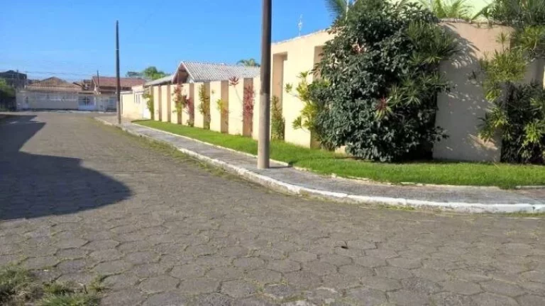 Imagem LINDA CASA EM DOIS LOTES COM BELA PISCINA E PAISAGISMO