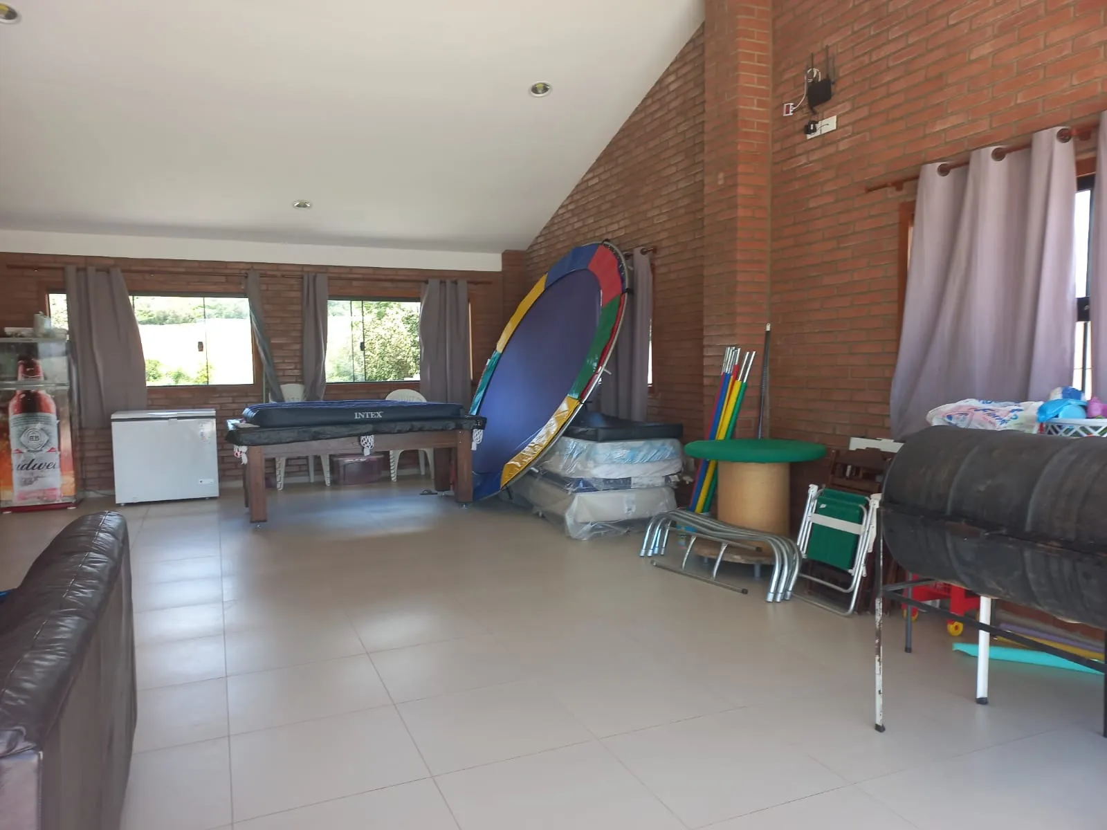 Imagem Chácara à venda em Araçoiaba da Serra-SP, bairro Cercado: 1 sala, 2 banheiros, 12 vagas de garagem, 100,00 m² de área.