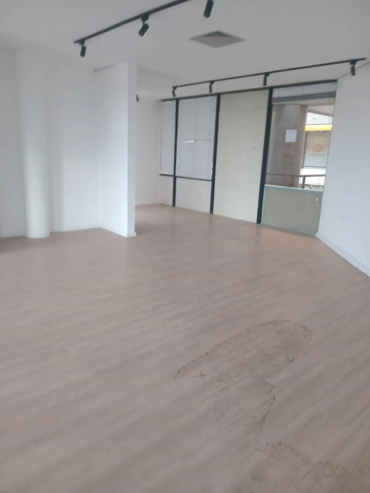 Imagem Ampla Sala Comercial de 200m² no Centro de Alphaville ? Edifício Alameda Madeira