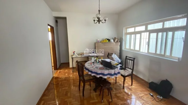 Imagem Casa com 6 dormitórios no bairro Fabrício em Uberaba