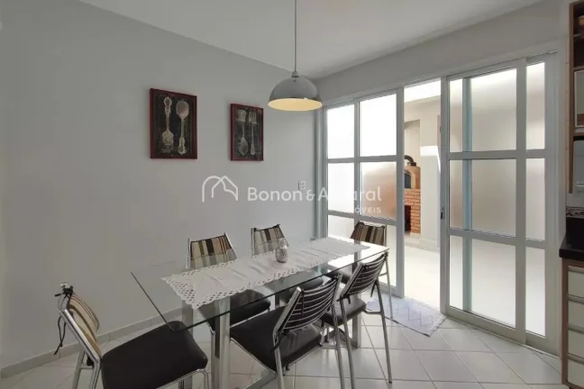 Imagem Localizada em Campinas, esta casa em condomínio oferece uma experiência única de conforto e conve...