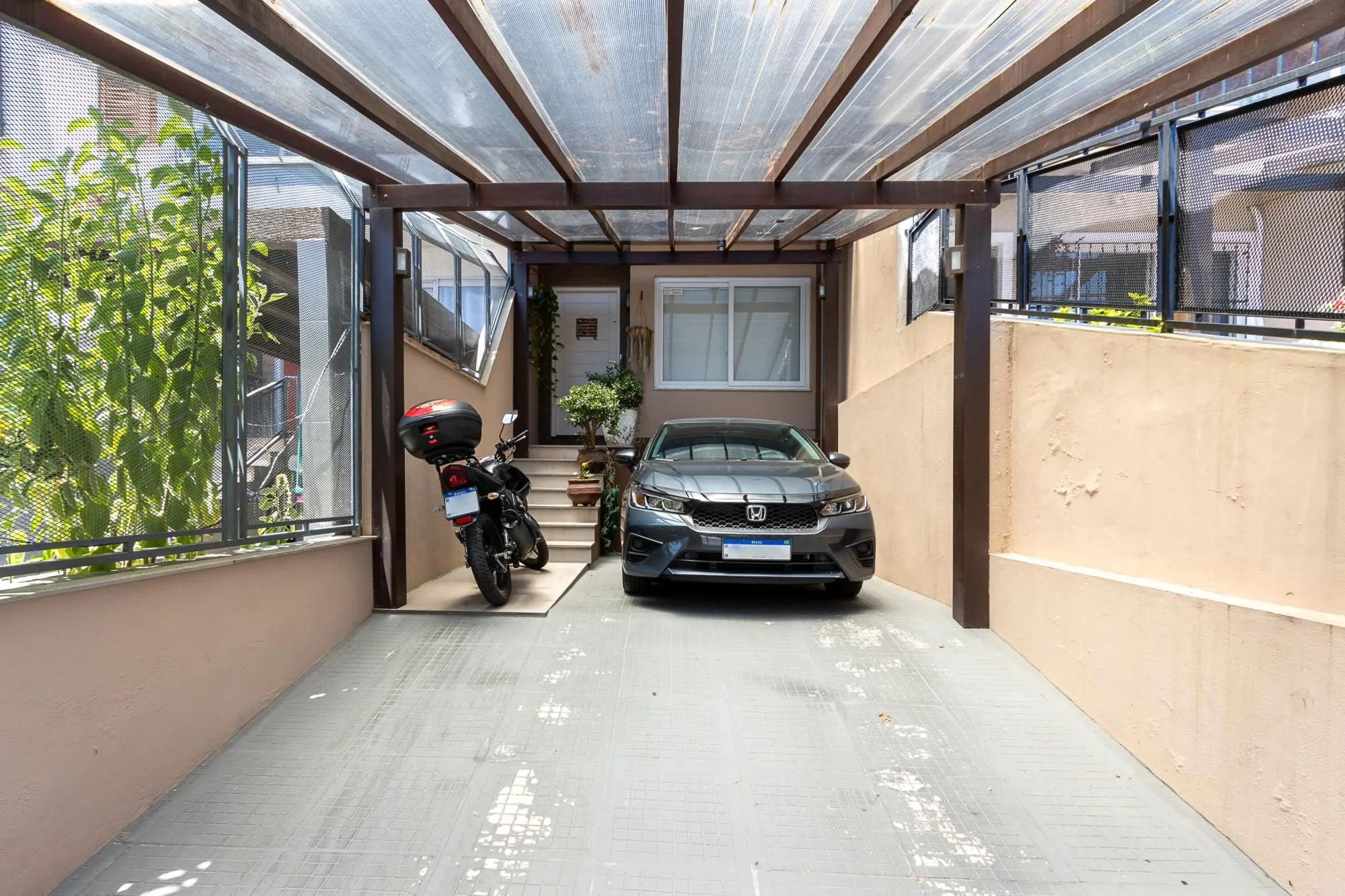 Imagem Sobrado com 2 suites e 2 vagas de garagem - Bairro Guarujá