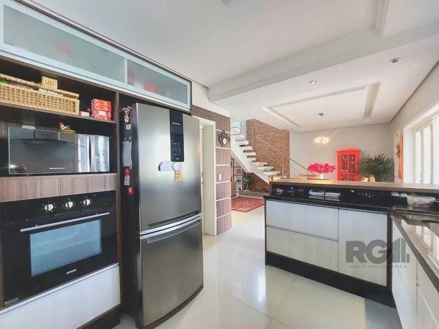 Imagem Excelente casa de 250m² com 3 dormitórios no bairro Sarandi.