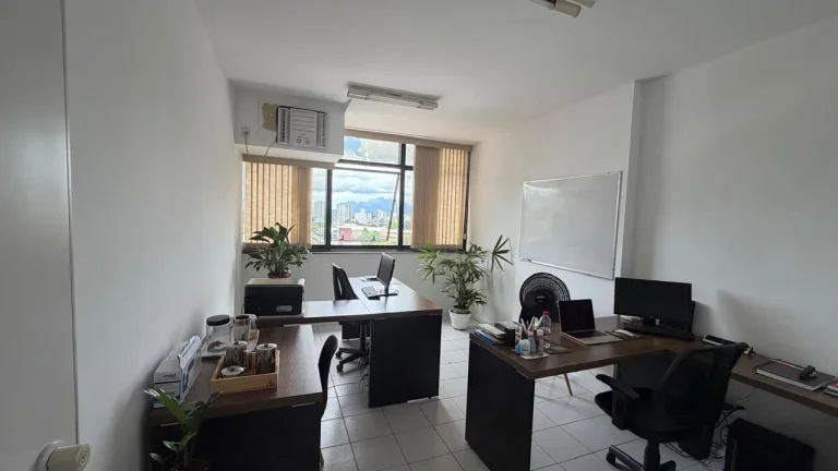 Imagem OBS ESTA SALA SERÁ VENDIDA PORTEIRA FECHADA COM AS SEGUINTE MOBÍLIAS: 1 AR CONDICIONADO, 1 MESA REDONDA COM 4 CADEIRAS, 2 MESAS EM L COM 1 CADEIRA CADA, 1 MESA DE CAFÉ, 1 ARMÁRIO PARA DOCUMENTOS E 1 ARMÉRIO DE COZINHA.
