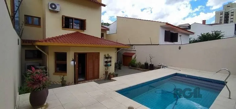 Imagem Excelente casa de 287m² com 3 dormitórios e 4 vagas.