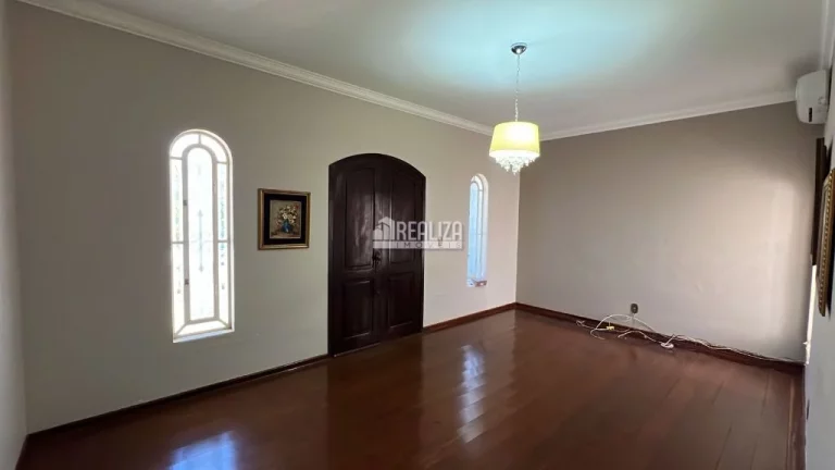 Imagem Casa à venda com 3 dormitórios no bairro Mercês, em Uberaba