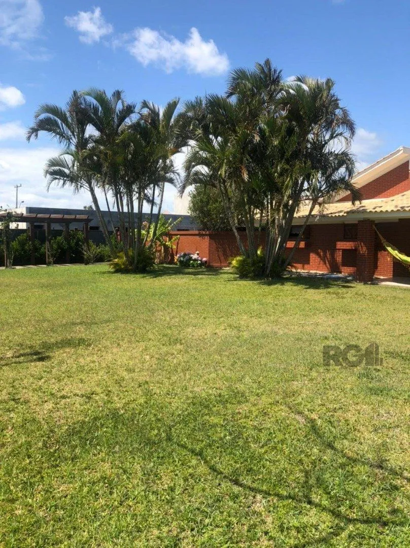 Imagem Espaçosa e acolhedora residência numas das esquinas em charmosa rua de Atlântida, com imenso jardim, paisagismo, lareira,4 dormitórios, sendo duas suítes.