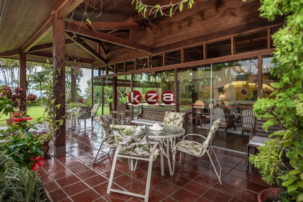 Imagem Casa de luxo a venda em Ubatuba, Praia Dura, frente para o mar. 6 suítes, 3 salas, 8 banheiros, 11 vagas, área gourmet592 m².