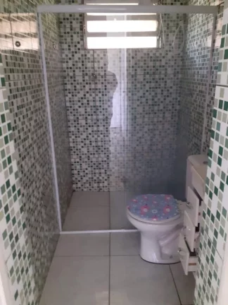 Imagem Casa linear composta de 2 quartos sendo uma suíte sala ampla 3 vagas de garagem em bairro residencial a 5 minutos do centro de Guarapari
