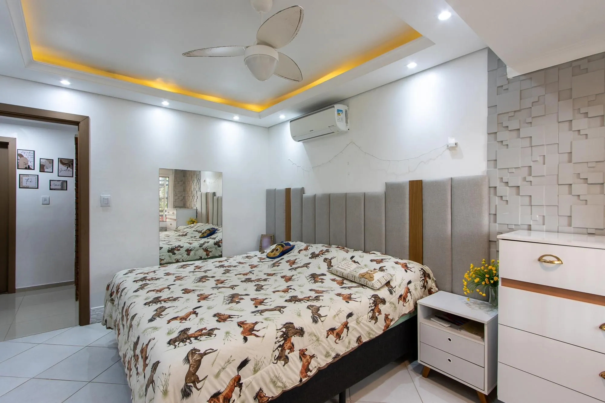 Imagem Casa de 4 dormitórios, 2 suítes, piscina, pátio e 2 vagas de garagem.