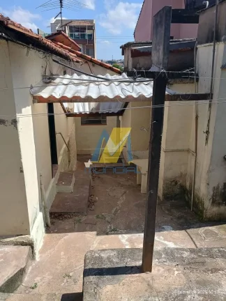 Imagem Casa Espaçosa com Edícula e Ambientes Independentes - Excelente Local.