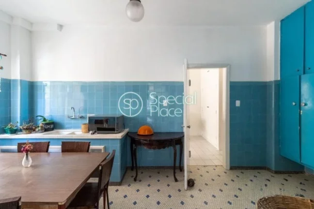 Imagem Apartamento de alto padrão com 291m², 5 dormitórios ( 1 suíte ) e 1 vaga na garagem. Hall privat...