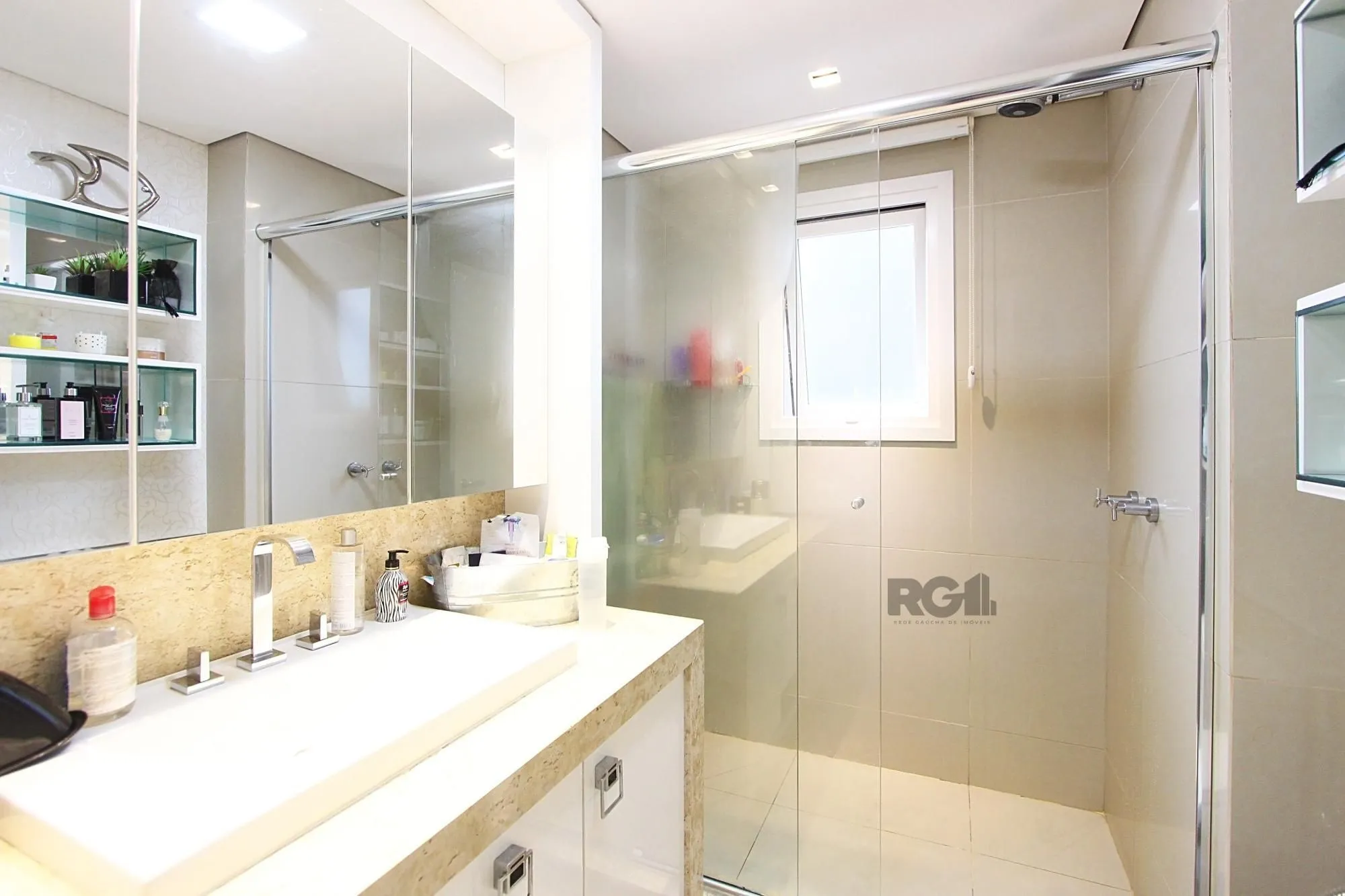 Imagem apartamento de 3 dormitórios, com 3 suítes no bairro Menino Deus