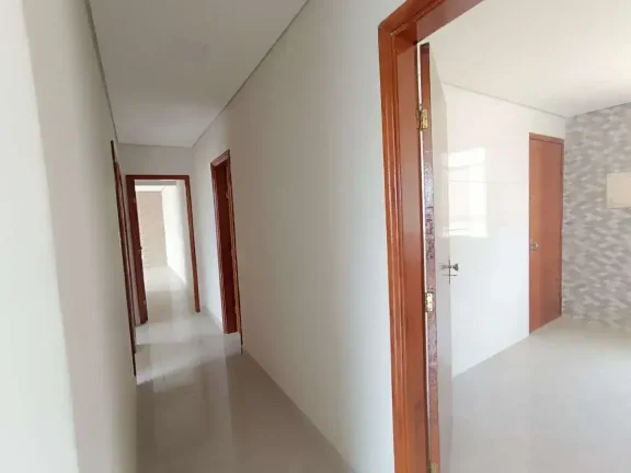Imagem Apartamento de 3 Quartos com Suíte e DCE para Locação.