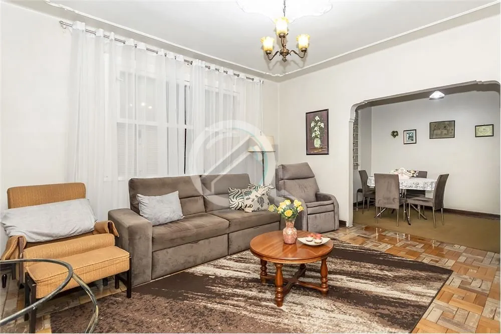 Este apartamento de 113 m² de área privativa oferece uma residência espaçosa e aconchegante no c...