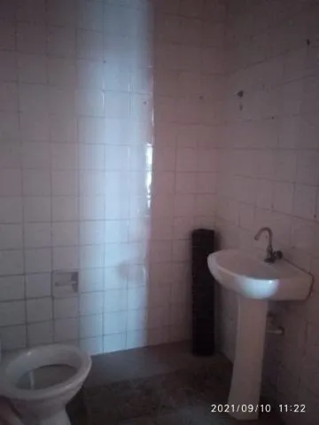 Imagem LOCAÇÃO DE SALÃO TÉRREO NO JARDIM RINCÃO, EM ARUJÁ/SP, 100m² com pé direito de 3,65m, divisórias, 2 toaletes e estacionamento. CONSULTE-NOS.