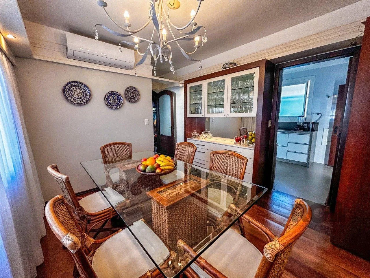 Imagem Casa 3 dormitórios, suíte, lareira, churrasqueira,, pátio, vaga garagem com 309 m² privativos.