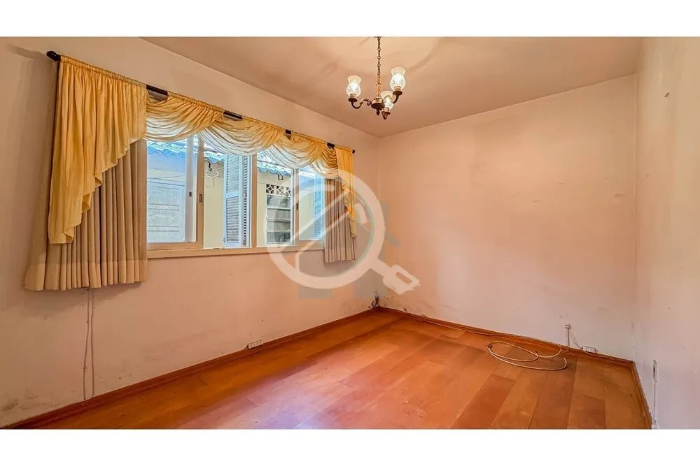 Imagem Ampla casa com 14 peças incluindo um anexo de 3 andares, salas com lareira, 2 suítes, 4 quartos, e...