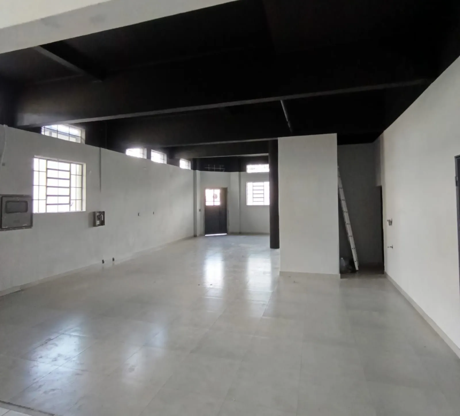 Imagem MÁFFER IMÓVEIS ALUGA - LOJA COMERCIAL DE ESQUINA Av. Brasil | Bairro São João - Porto Alegre/RS