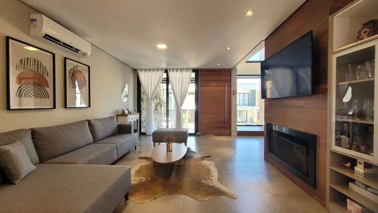 Imagem Casa em condomínio com 3 dormitórios, suíte e 2 vagas.