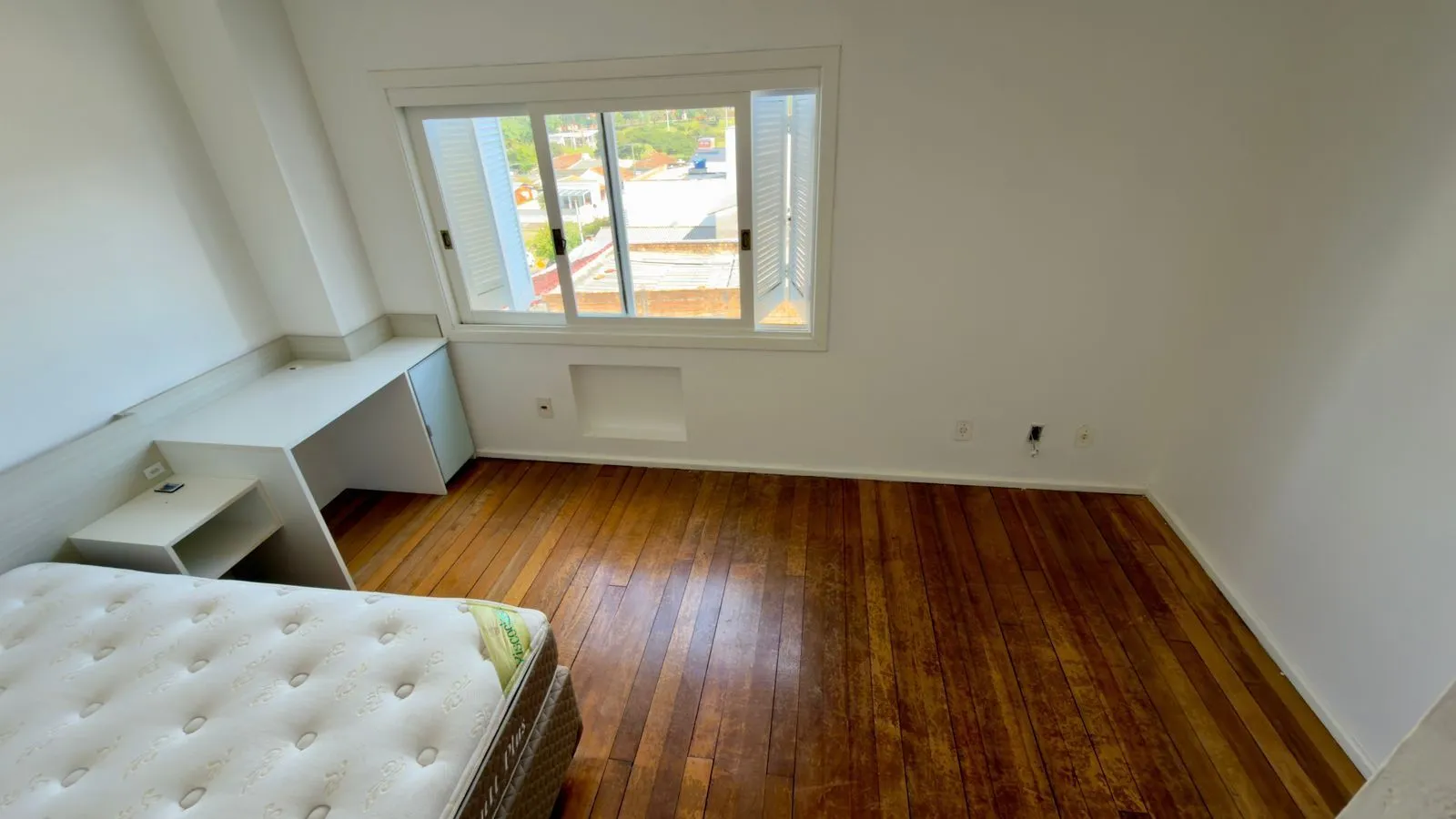 Imagem Casa com 02 quartos e 02 vagas no Bairro Jardim Itu em Porto Alegre