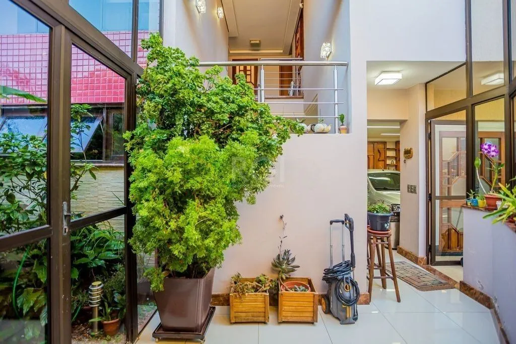 Imagem Belíssima casa de 375m² e 04 dormitórios sendo 01 suíte.