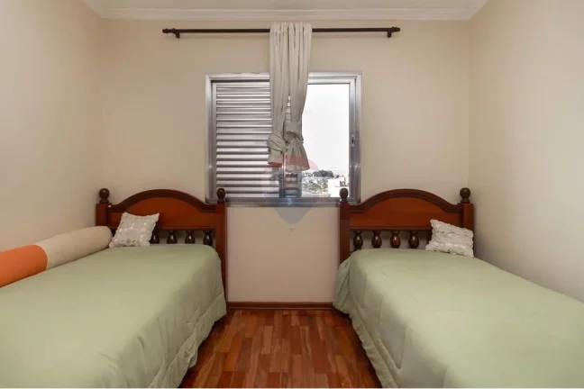 Imagem Casa bem localizada no bairro Vila Marari com 3 dormitórios, 1 suíte, 4 banheiros,2 vagas