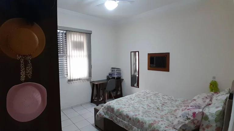 Imagem Sobreposta Alta, com Garagem Fechada, Ponta da Praia