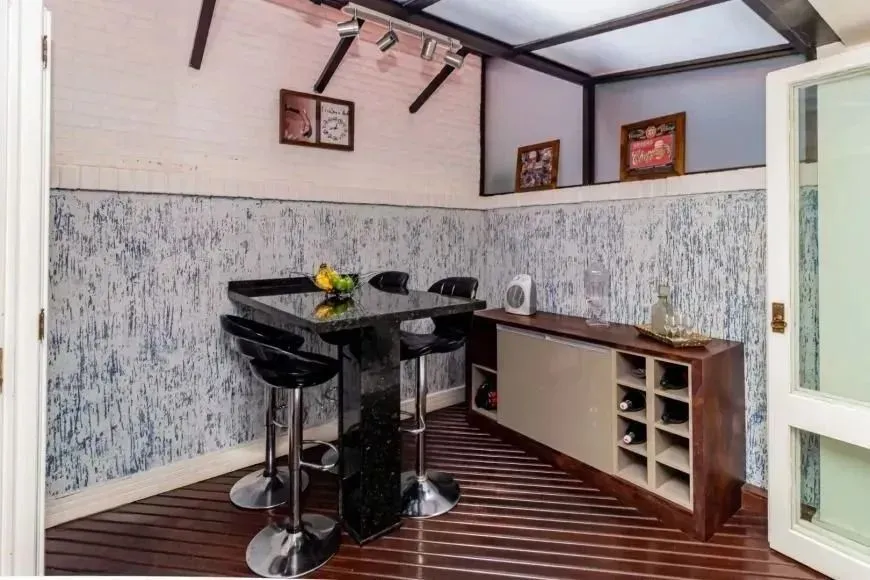 Imagem Casa com 214m², localizado no bairro Vila Jardim em Porto Alegre/RS.