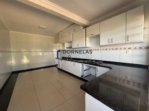 Imagem CASA TÉRREA 3 DORMITÓRIOS UMA SUÍTE GUARAPARK COND. FECHADO TERRENO COM 800M²