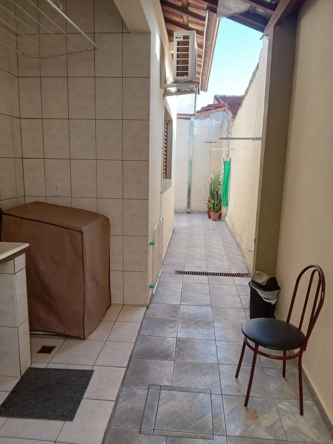Imagem Sobrado à Venda no Bairro Maria Áurea, em Pindamonhangaba, Próximo ao Centro e à Avenida Principal