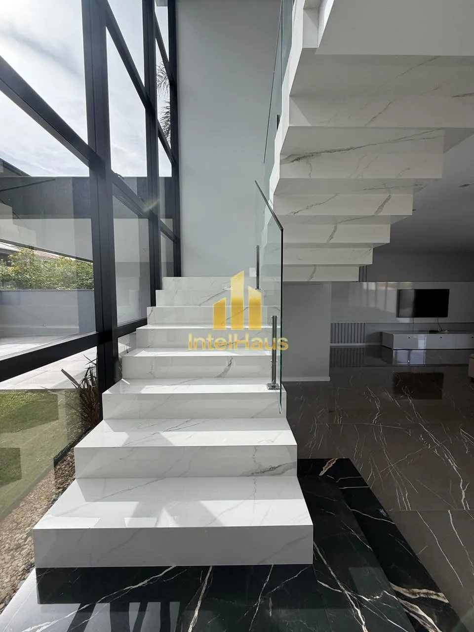 Imagem Residência contemporânea localizada na Praia de Itaguaçu, no bairro Ubatuba, a aproximadamente 30...