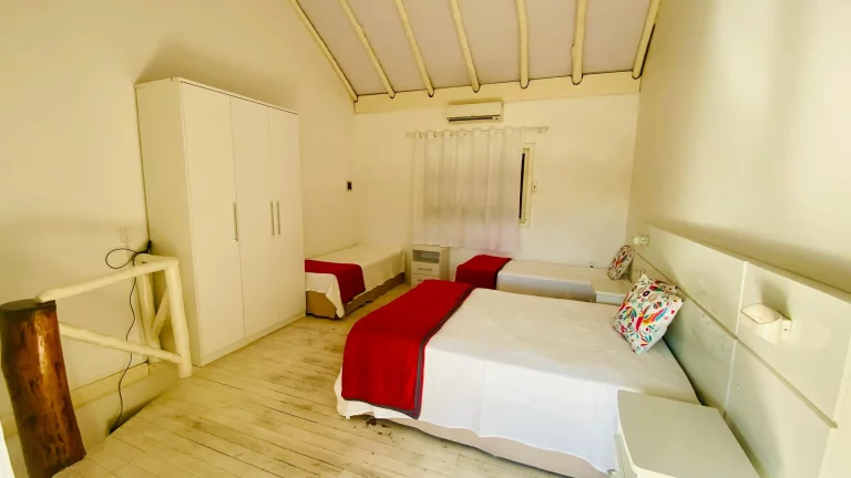 Imagem Pousada Comercial à Venda em Garopaba-SC: 3 Quartos, 4 Banheiros, 5 Vagas, 230m² - Não Perca!